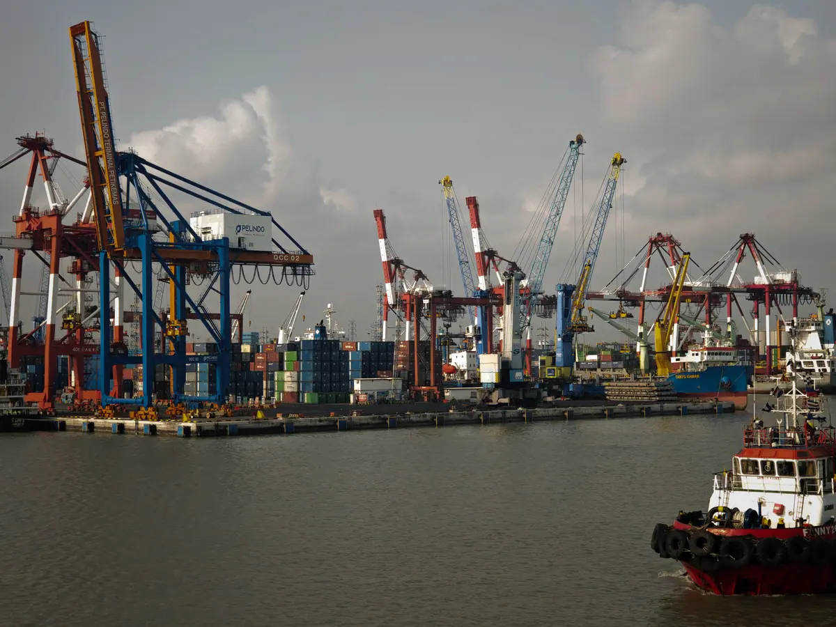Kapal kargo dan derek kontainer di pelabuhan Jakarta